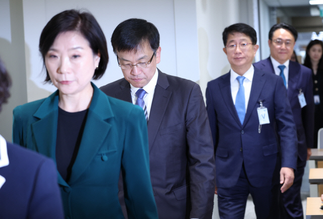 최상목 경제부총리 겸 기획재정부 장관 후보자 등이 4일 서울 용산 대통령실 청사에서 열린 인사 발표에 입장하고 있다. 연합뉴스